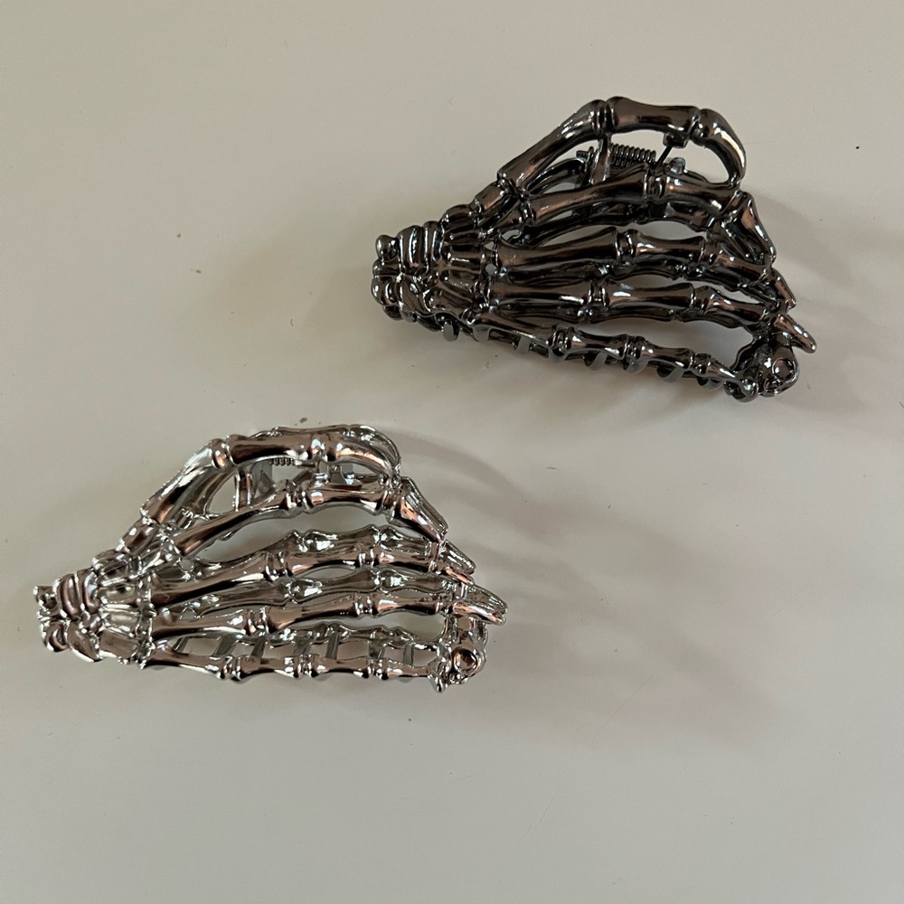 Silver Skeleton Hand Hair Clip - Picture 3 of 3